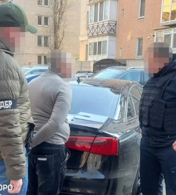Вимагав гроші у родичів мобілізованих: затримано працівника Миколаївського РТЦК та СП, - ДБР. ФОТОрепортаж