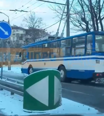 Стоять автівки та тролейбус: у Дніпрі ДТП заблокували рух транспорту