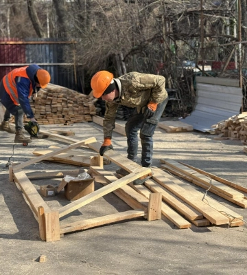 Одеса: на проспекті Шевченка почали відновлювати будинок, що постраждав від «прильотів»