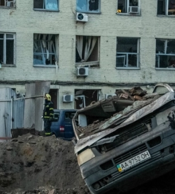 У Святошинському районі Києва впали уламки дрона, почалась пожежа на підприємстві