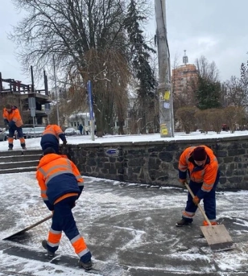 У Києві триває боротьба зі снігом
