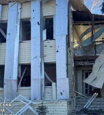Российские войска ударили КАбом по центру Золочева: поврежден ряд зданий