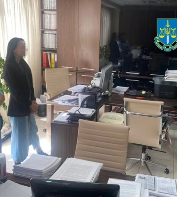 Помічниця посвідчувала документи від імені приватного нотаріуса, яка в цей час була за кордоном