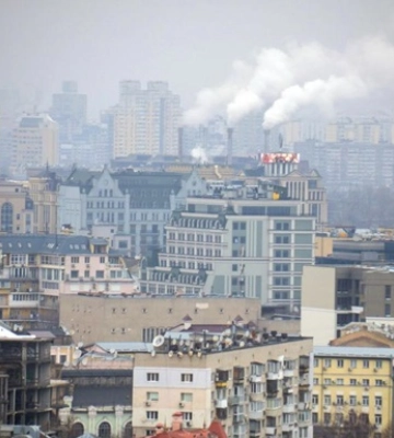 Нічна атака шахедами: у Дарницькому районі Києва впали уламки дрона, пошкоджено будинок