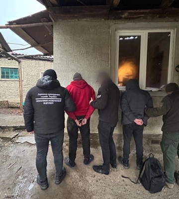 Заплатив 5 тисяч доларів за «безпечний» перехід: на Закарпатті затримали ухилянта та його переправника