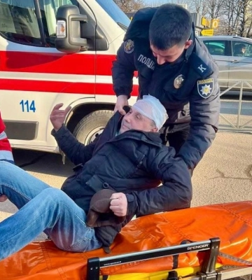 У Кропивницькому курсант надав допомогу чоловіку, який втратив свідомість посеред вулиці