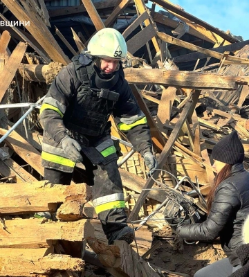 Росіяни вдарили КАБом по центру Золочева на Харківщині