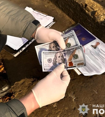 У Львові затримали спритника, який за гроші обіцяв чоловіку працевлаштування та бронювання