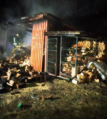 На Рахівщині ліквідували пожежу в надвірній споруді та запобігли її поширенню на сусіднє домоволодіння