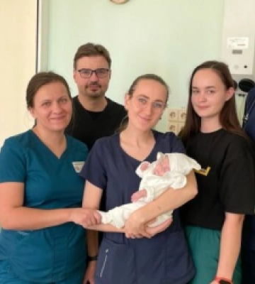 У Львові лікарі врятували передчасно народжену дівчинку зі злоякісною пухлиною нирки