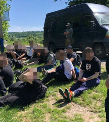 Пытались переправить через границу сотню мужчин: ГБР задержали организаторов масштабной схемы