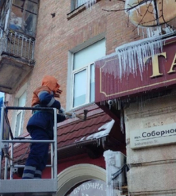 У Полтаві комунальники розпочали очищення дахів від бурульок