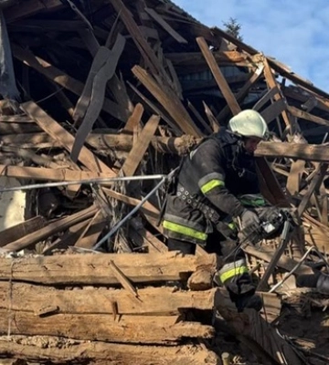 Росіяни завдали авіаудару по селищу на Харківщині