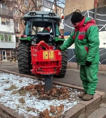 В Одесі тривають роботи з підрізування дерев