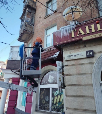 У Полтаві комунальники розпочали очищення дахів від бурульок
