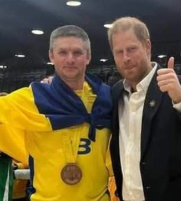 Ветеран з Харківщини подарував вишиванку принцу Гаррі під час &quot;Ігор нескорених&quot;
