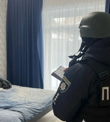 Пошкоджений будинок та автівки: наслідки дронової атаки РФ на Київщині