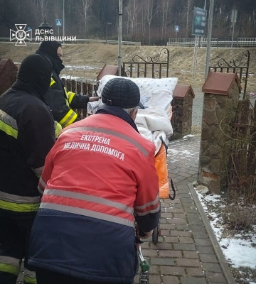 До жінки з надмірною вагою викликали рятувальників