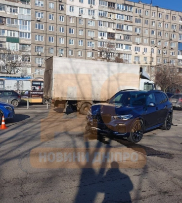 Авто зависло на відбійнику: серйозна ДТП заблокувала рух у Дніпрі