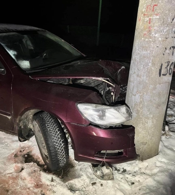Пьяный водитель врезался в столб и предлагал копам «замять» дело за деньги
