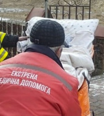 На Львівщині рятувальники допомогли транспортувати до «швидкої» літню жінку з інсультом