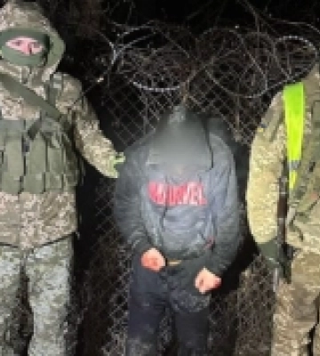 Заплутався в загорожах після запливу через Тису: на Закарпатті прикордонники врятували порушника