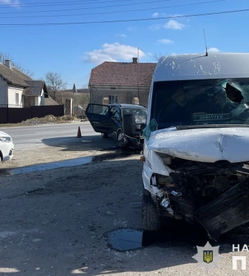 На Львівщині внаслідок ДТП на трасі постраждав літній пасажир одного з автомобілів. ФОТО