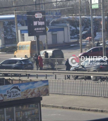 У Дніпрі на Слобожанському проспекті зіткнулися "BMW" та "Renault": відео моменту аварії
