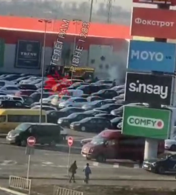 На парковці ТРЦ у Рівному горить авто