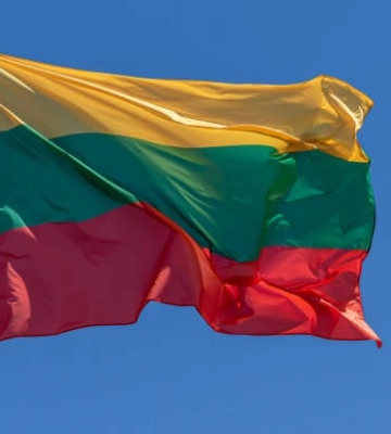 Литва передала Україні нову партію вантажівок та тепловізорів