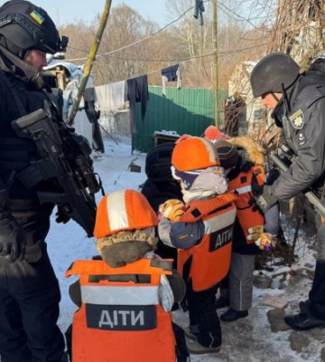 На Сумщині &quot;білі янголи&quot; евакуювали маму з трьома дітьми