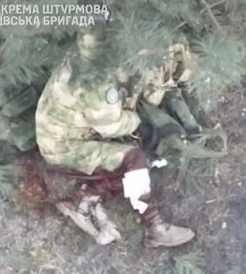Раненый и окровавленный российский солдат погибает под елкой. ВИДЕО