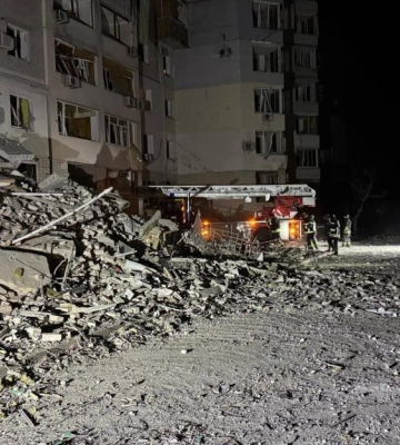 Загарбники скинули КАБ на багатоповерхівку у Херсоні
