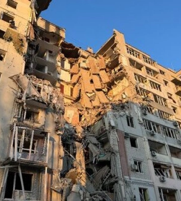 Удар по Херсону: під завалами перебувають люди, 6 постраждалих. ВІДЕО+ФОТОрепортаж