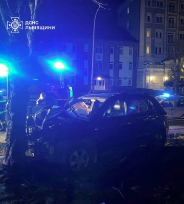 У Трускавці водій не впорався з керуванням та зіткнувся з деревом