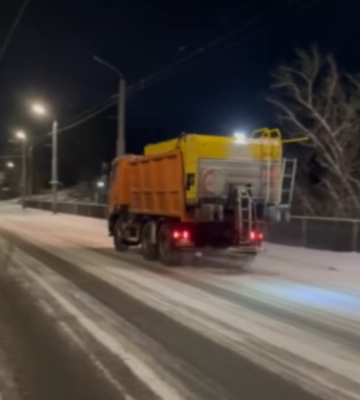 Уночі черкаські комунальники ліквідовували ожеледицю