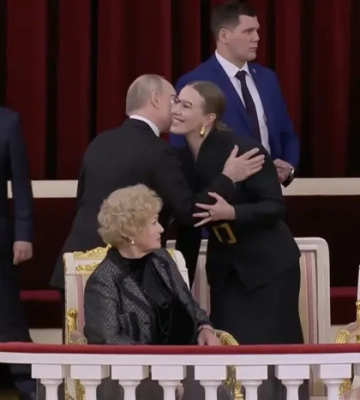 Путін розцілував так звану опозиціонерку Собчак