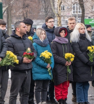 Стояли за майбутнє під прицілом снайперів: у Дніпрі вшанували пам&#039;ять Героїв Небесної Сотні