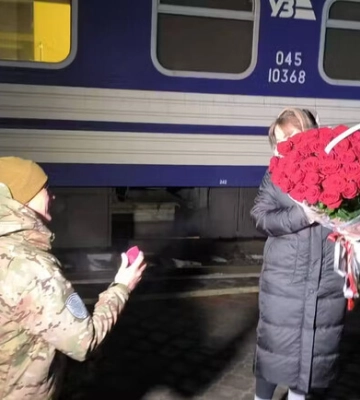Військовий зустрів кохану з потяга та зробив їй пропозицію