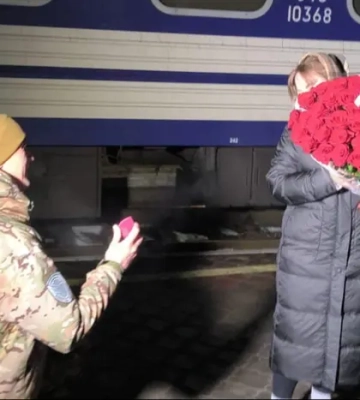 Військовий зустрів кохану з потяга та зробив їй пропозицію