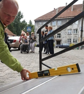 46 підіймачів, 32 пандуси та 2 транспортери встановлять у львівських будинках, аби забезпечити доступність