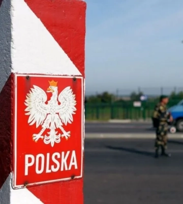На кордоні затримали волинянина, який сховався під ковдрою у фурі (Відео)