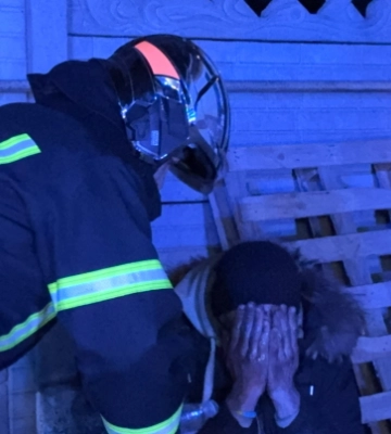 У Чернівцях рятувальники витягнули безхатька з палаючого підвалу