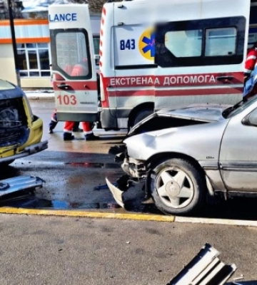 На Київщині легковик в’їхав у зупинку і зіткнувся з маршруткою, є постраждалі