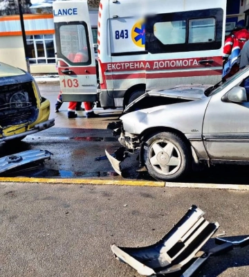 На Київщині легковик в’їхав у зупинку і зіткнувся з маршруткою, є постраждалі