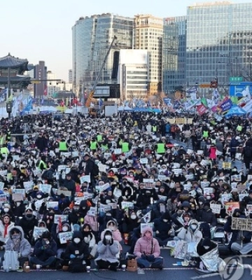 У Південній Кореї відбулися масштабні мітинги прибічників і противників відставки президента