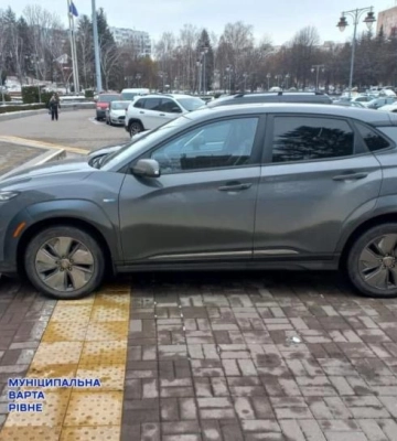У Рівному водії паркують автівки на тактильному покритті для незрячих (ФОТО)
