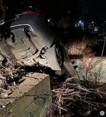 На парковці ТРЦ у Рівному горить авто
