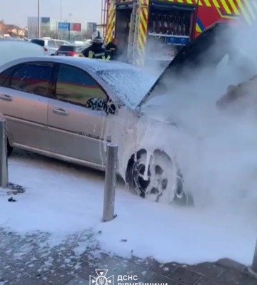 На парковці ТРЦ у Рівному горить авто