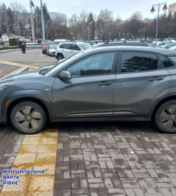 У Рівному водії паркують автівки на тактильному покритті для незрячих (ФОТО)